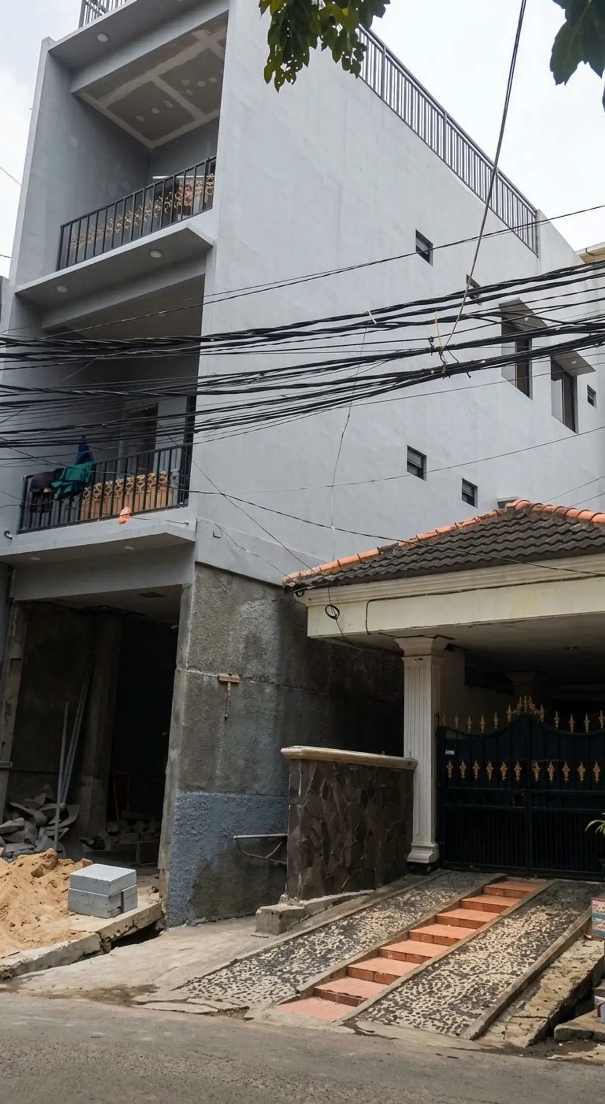 Tampak bangunan kost bertingkat pada proyek pembangunan kost di Jakarta Barat