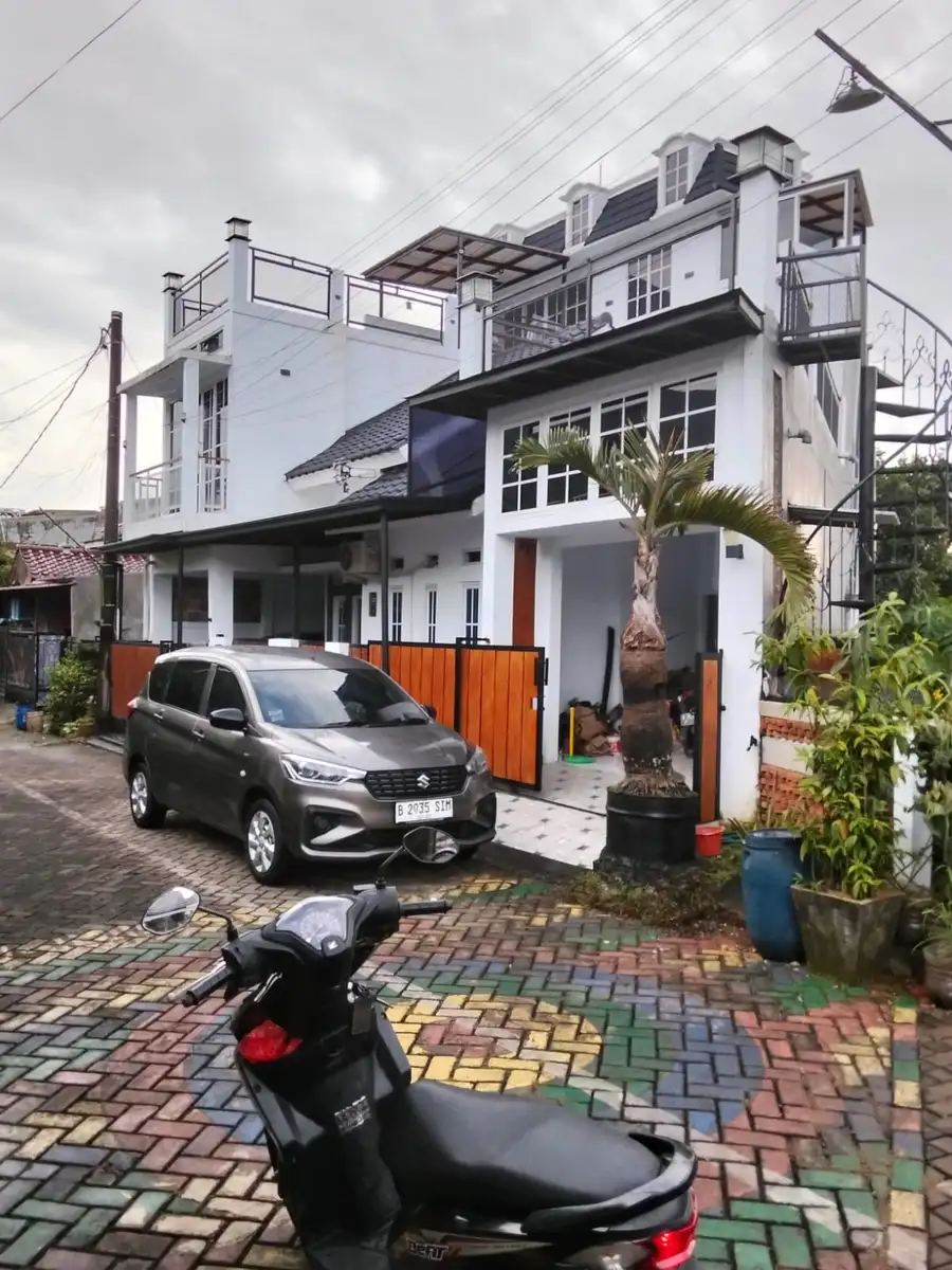 Tampak depan rumah tinggal pada proyek pembangunan rumah di Depok oleh Solusi Bangun Jaya