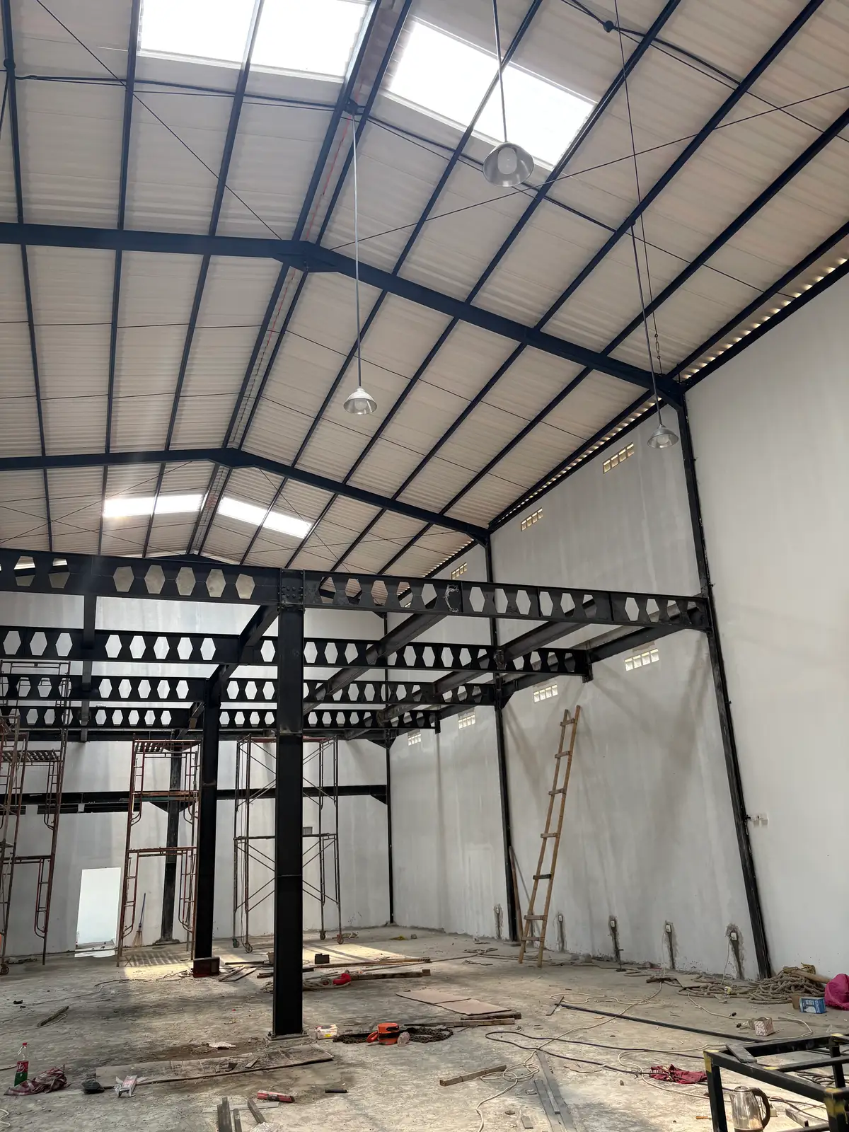 Tampak bangunan workshop berbentang lebar pada proyek pembangunan workshop di Jakarta Timur