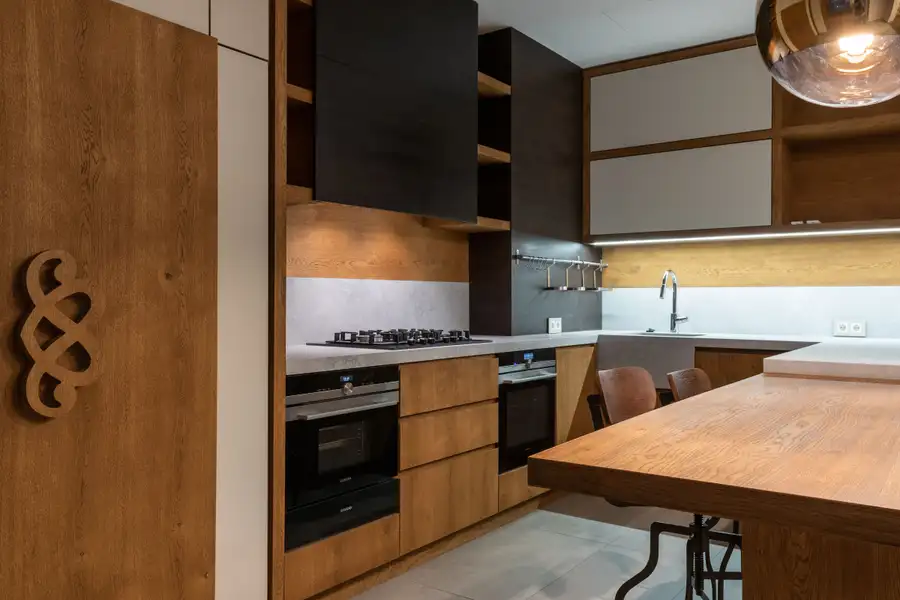 Pengerjaan interior ruangan dengan furnitur built-in oleh Solusi Bangun Jaya