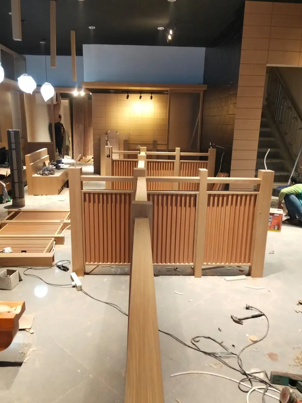 Proses pengerjaan renovasi ruang restoran Jepang di Bekasi