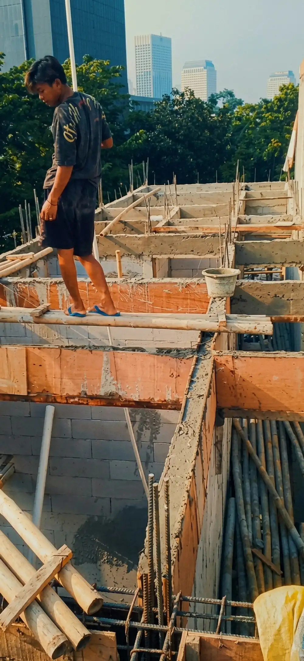 Proses pengerjaan bangunan kost bertingkat di Jakarta Barat